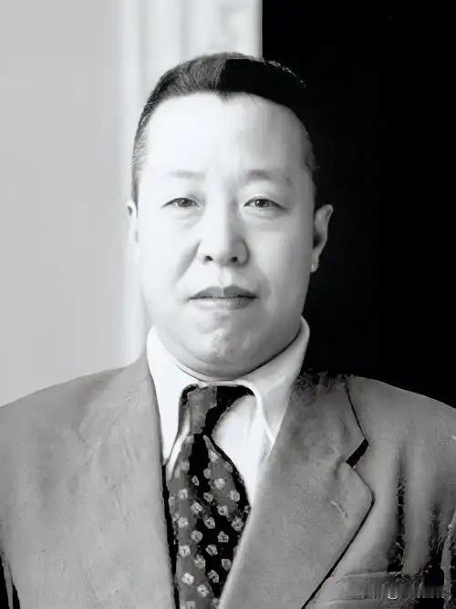 照片中的人名叫俞大维是国际公认的弹道专家，被誉为“兵工之父”。
他曾任国民政府军