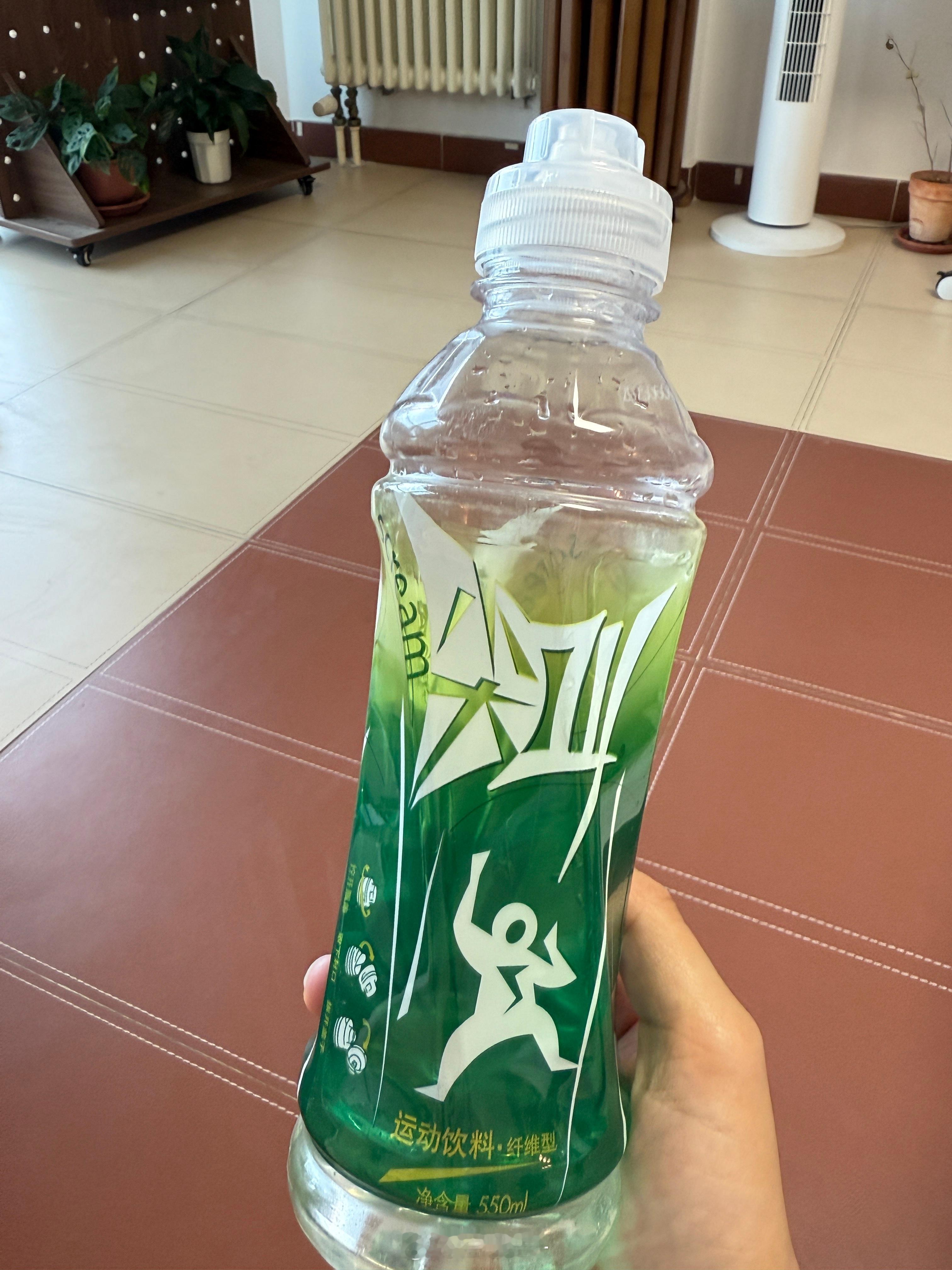 冰饮料 猝死不是说不能喝冰的🧊是运动完尽量少喝冰的，你身体处于血液循环加快 血