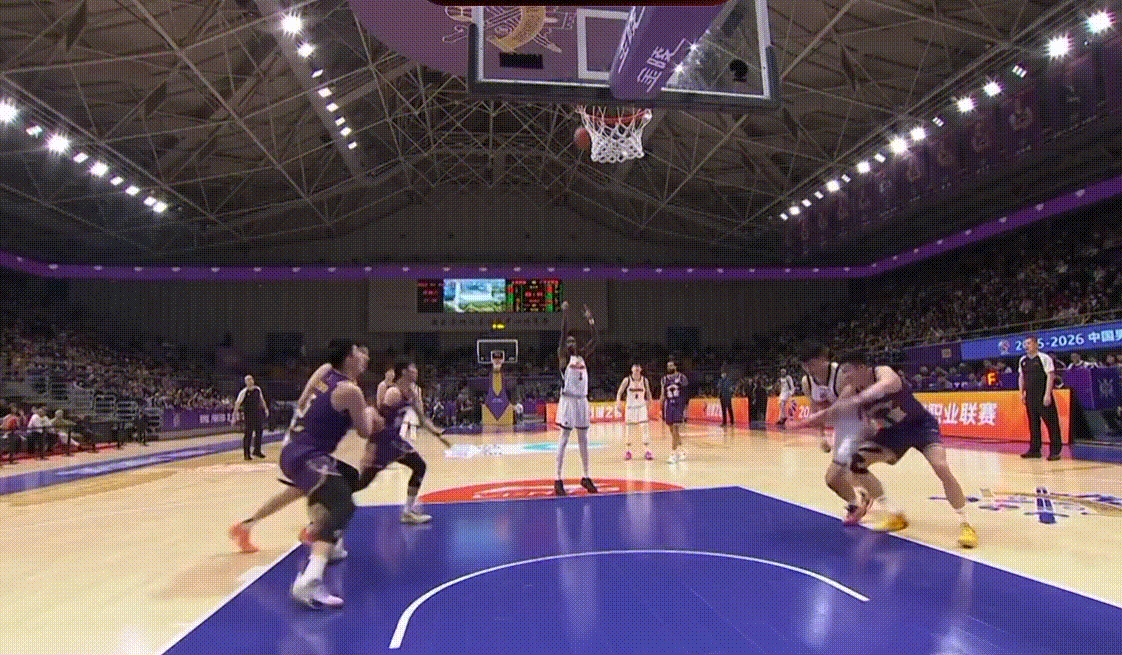 原来最后张皓嘉是用头球助攻的萨姆纳我嘉哥一顿忙活也算是立功了哈哈哈北控男篮vs广