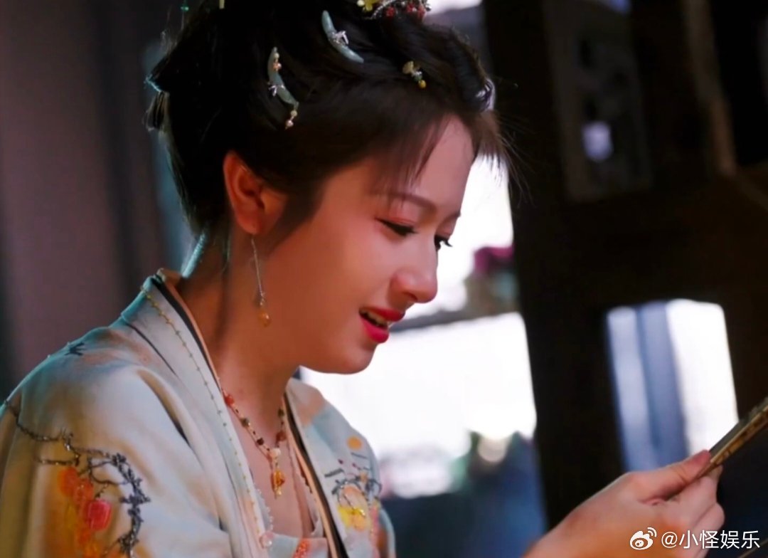 李兰迪演活了秦莞的韧劲儿 李兰迪是真的懂秦莞的韧劲儿啊！档案室那段，她推开门先是