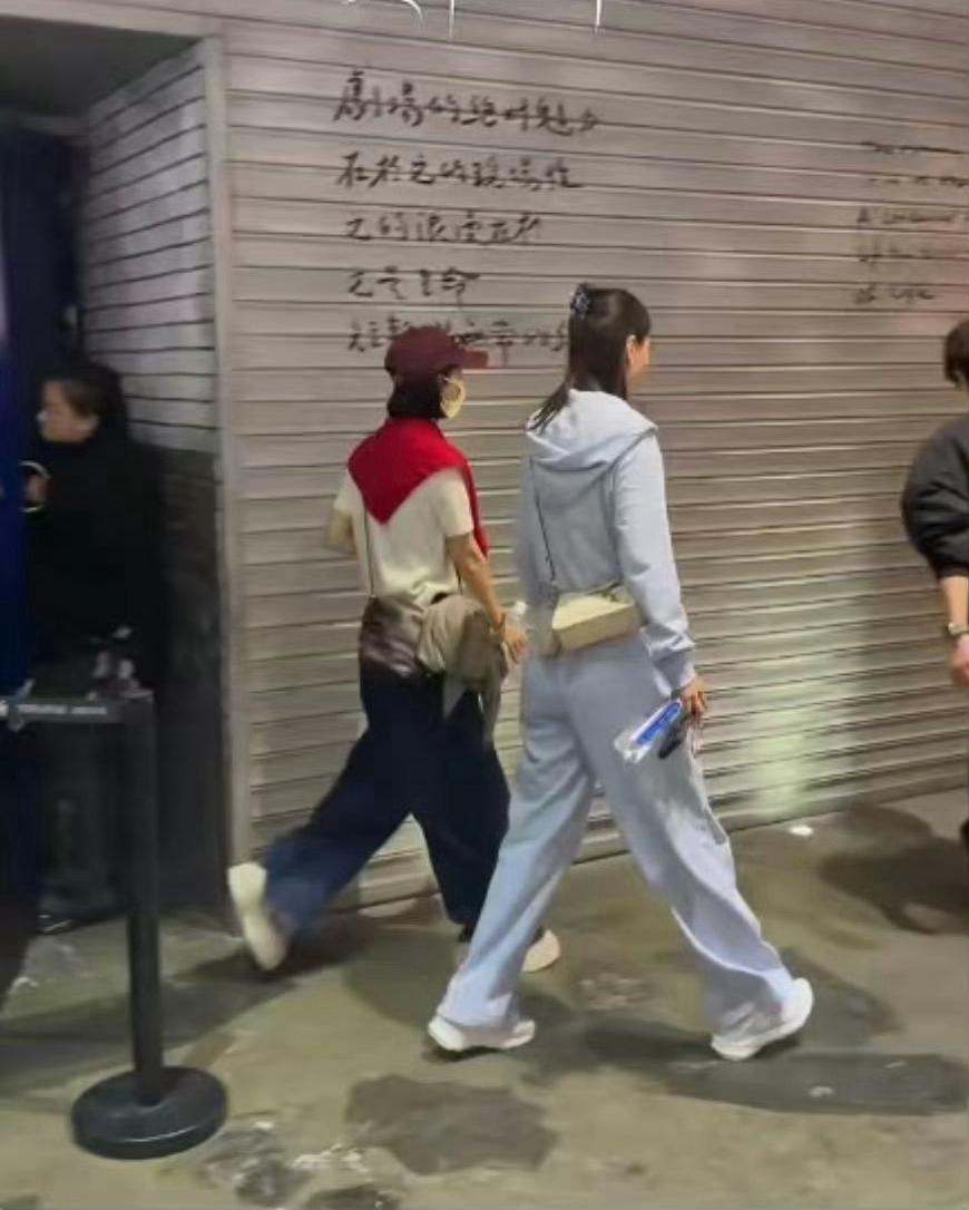 赵丽颖养病俩月，第一次被拍到出门。

没去红毯，没走秀，

赵丽颖把自己裹得严严