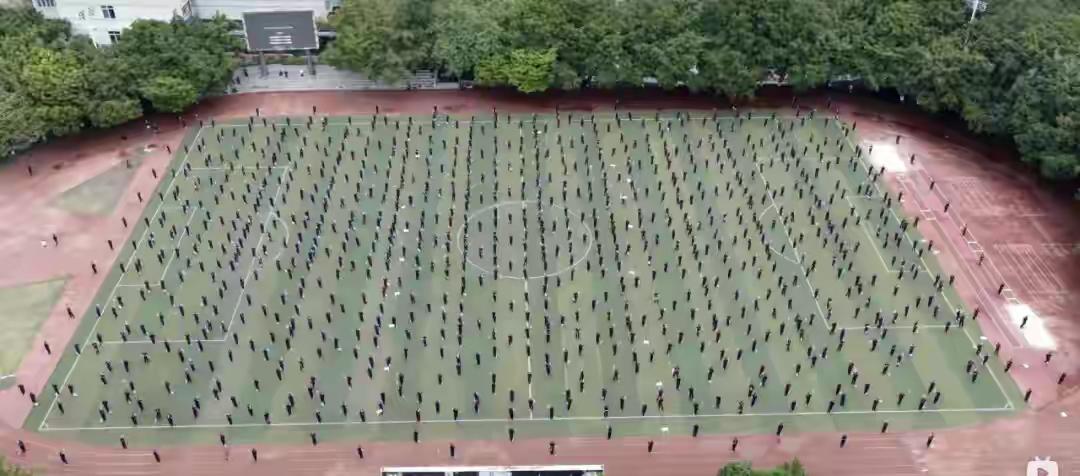 近日，四川一所中学的1000名学生联手复刻《三体》中的经典场景“人列计算机”，成