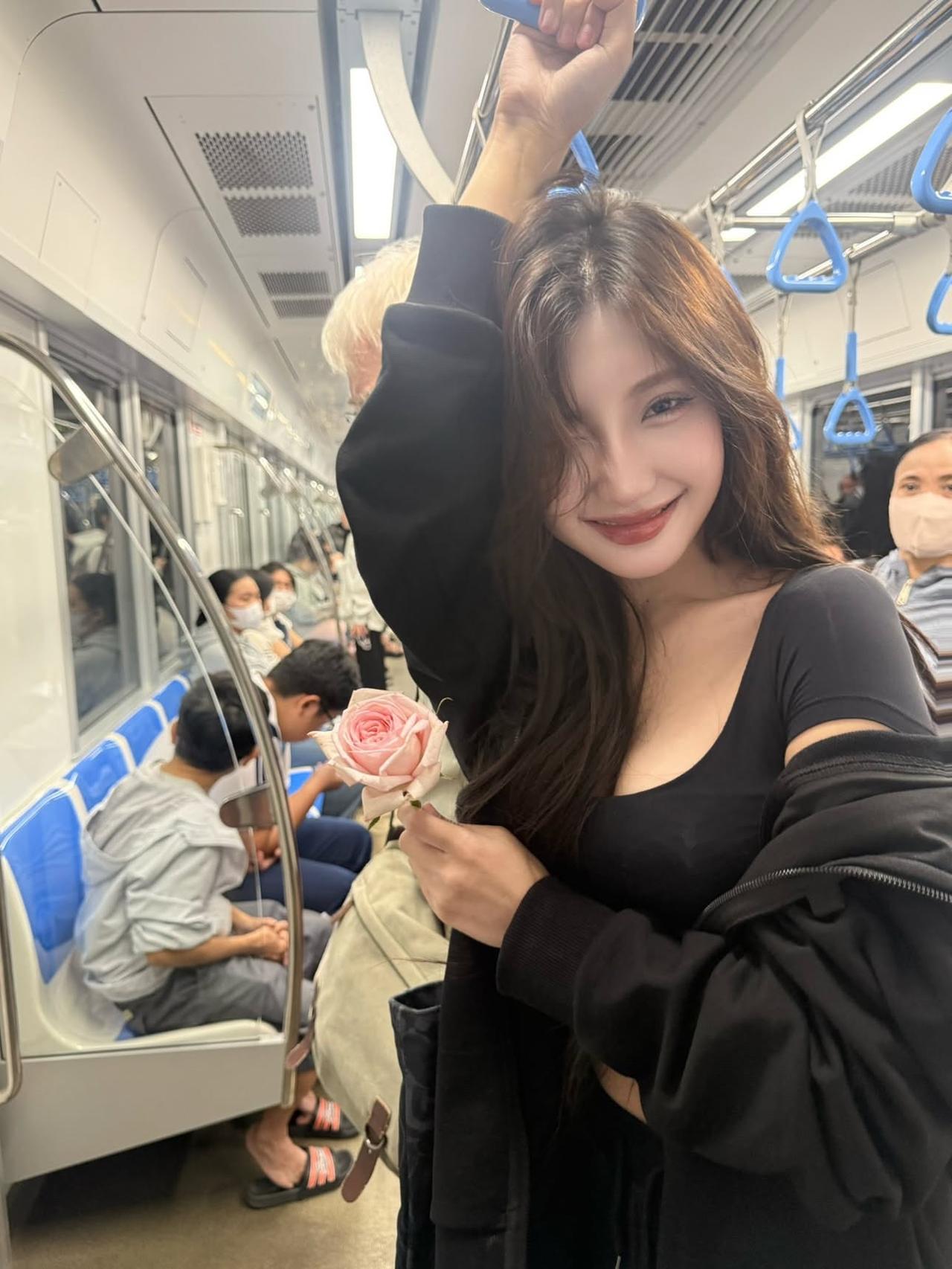 冬日生活打卡季东莞的地铁乘客们，穿衣服特随意，夏天的体恤，冬天的棉衣。一天四季吗