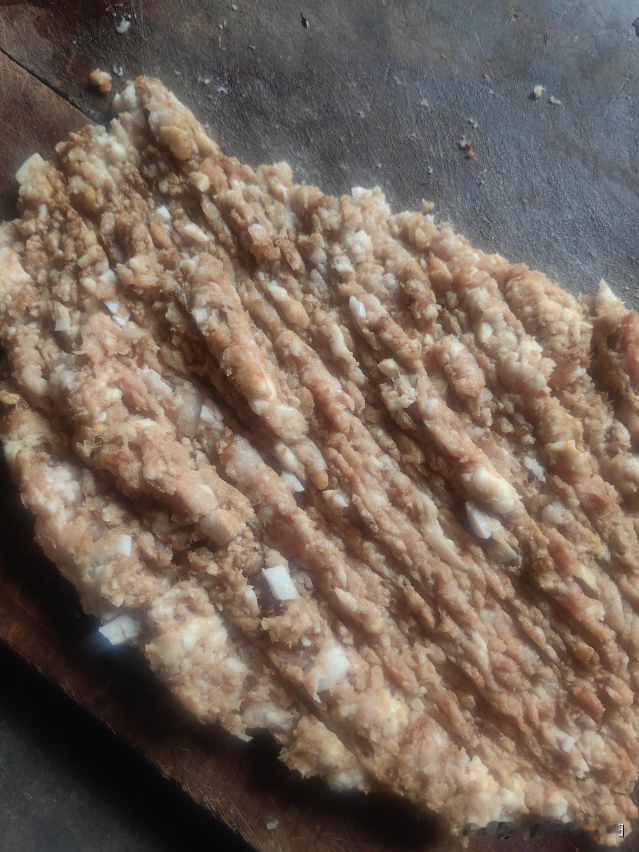 今天上午帮老公穿衣起床，把他弄到沙发上，我跟他说你要站的时候喊我，我去剁肉调馅啊