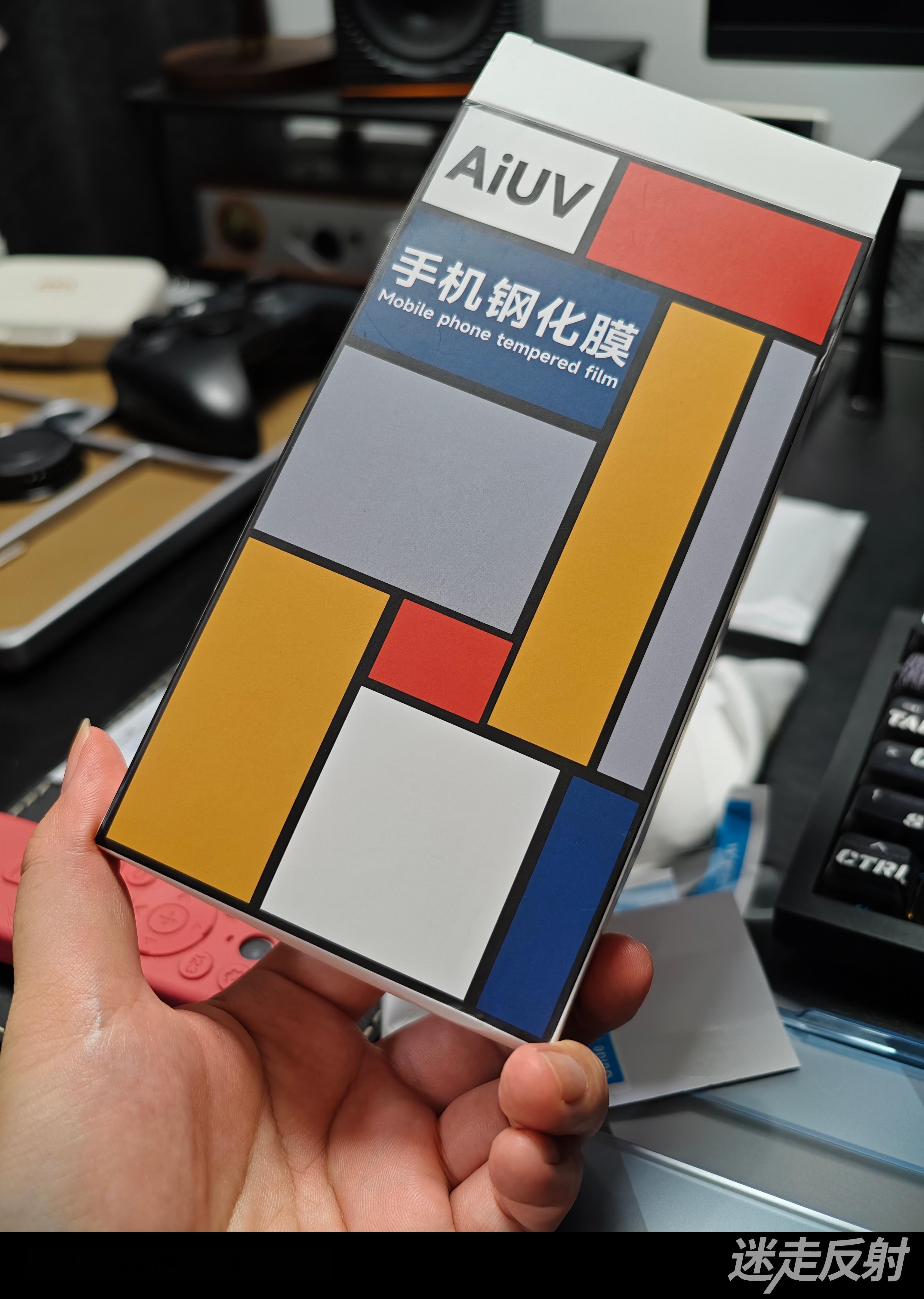 从未见过如此垃圾的贴膜，自带灰尘，防尘舱也是个sb设计 ​​​