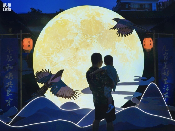 七夕节，传统与现代的交融。穿上汉服，漫步在灯火辉煌的鹤湖新居，感受节日的独特魅力