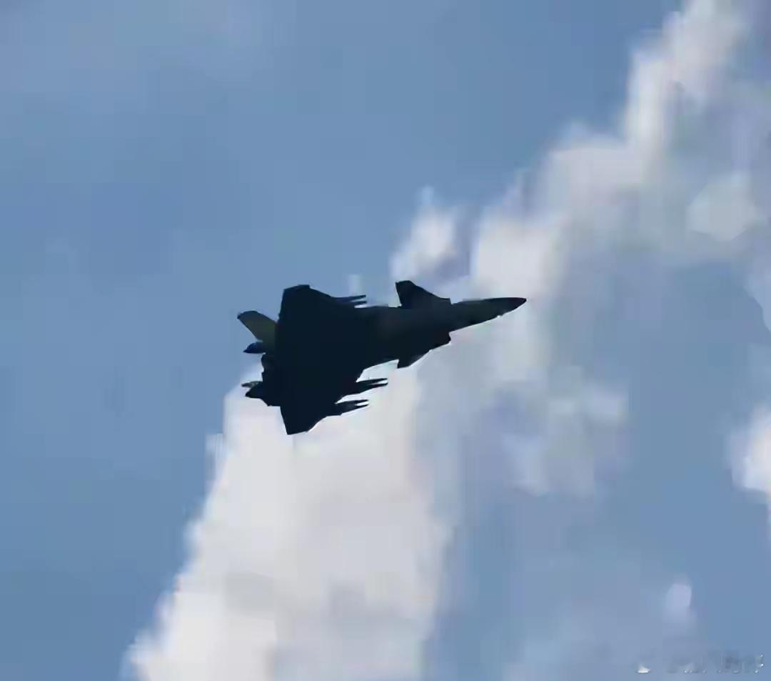 野兽模式的歼-20，将要退居二线？前段时间长春航展，歼-20挂载着14枚导弹低空