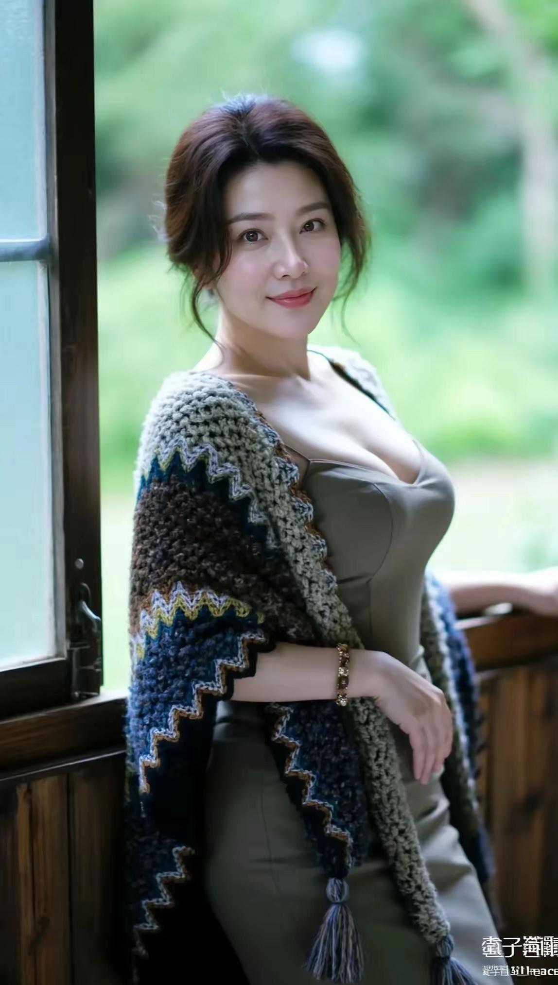 七律•赞-琼楼女神

青云/随赋
冰肌玉骨映晴柔，妙曲清歌逐水流；
云鬓半偏花影