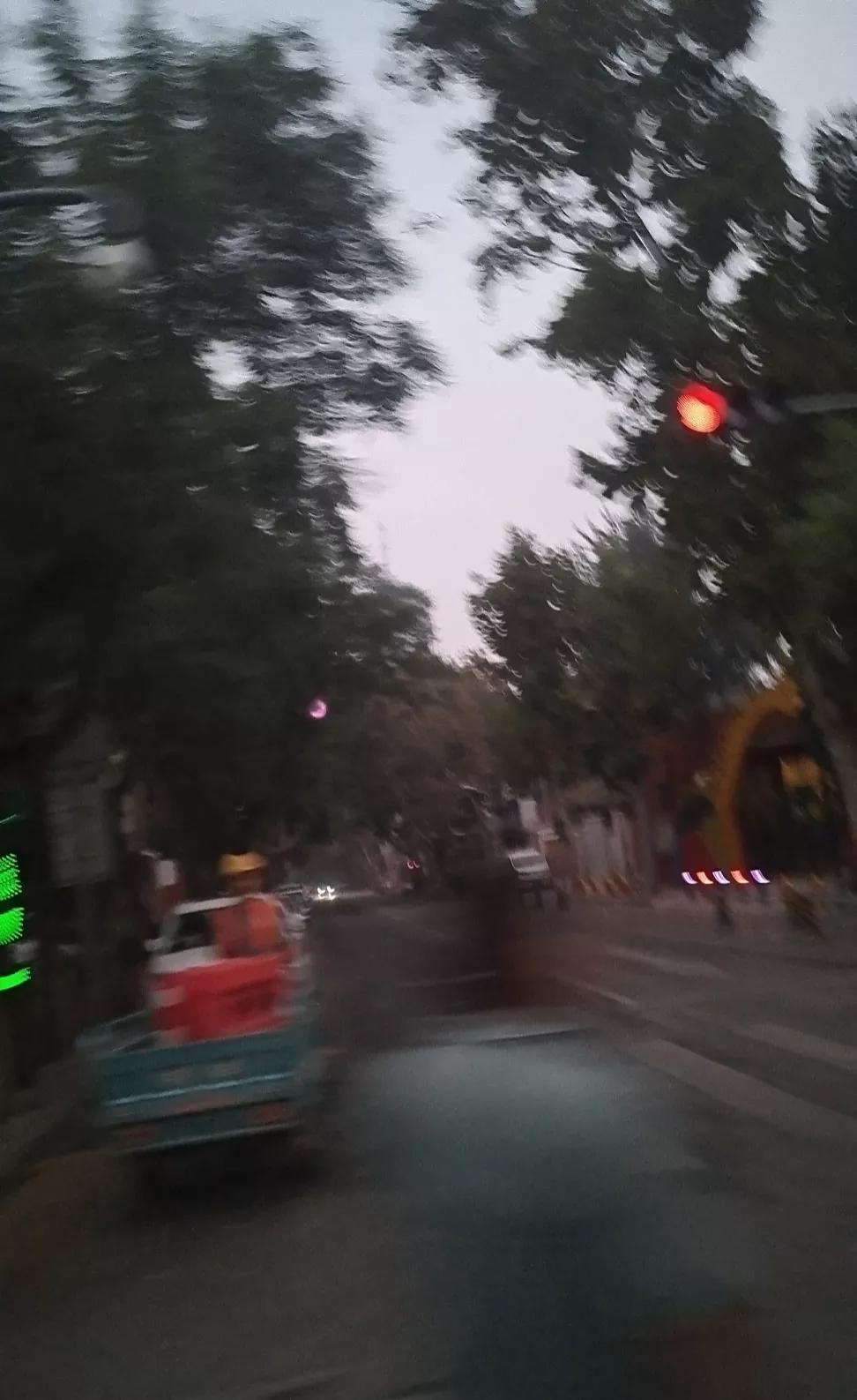 济南市中心的道路确实该修修了！


位于济南市中心，人流量车流量大，减速带也多这