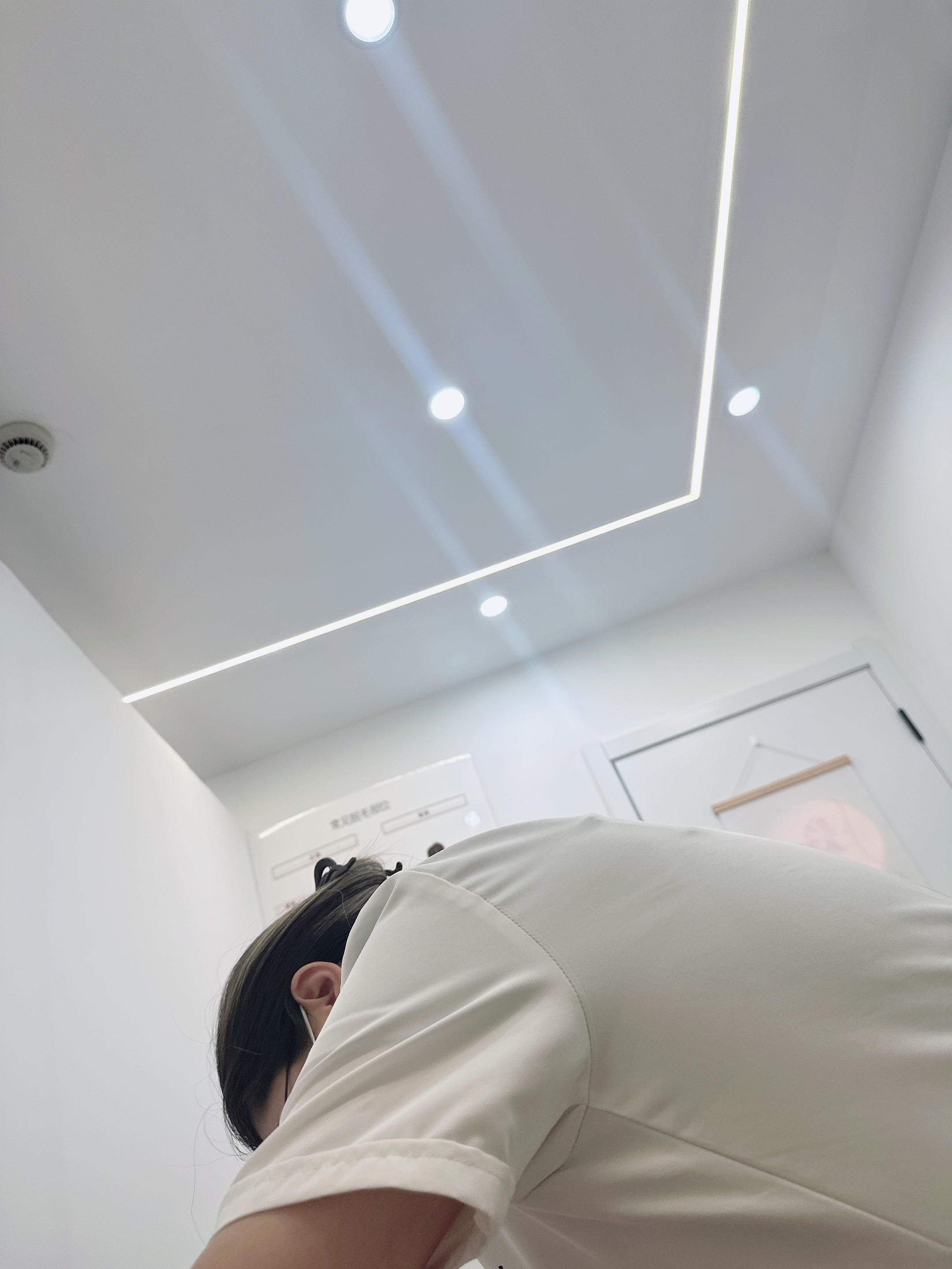 来脱毛了！！这个护理小姐姐“来，脚心对脚心”我动作太快以至于就听到了胯骨轴子那边