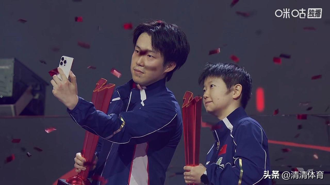 ｜莎头顶峰合影，最舒心的国乒风景
 
新加坡大满贯，孙颖莎、王楚钦双双拿下单打冠