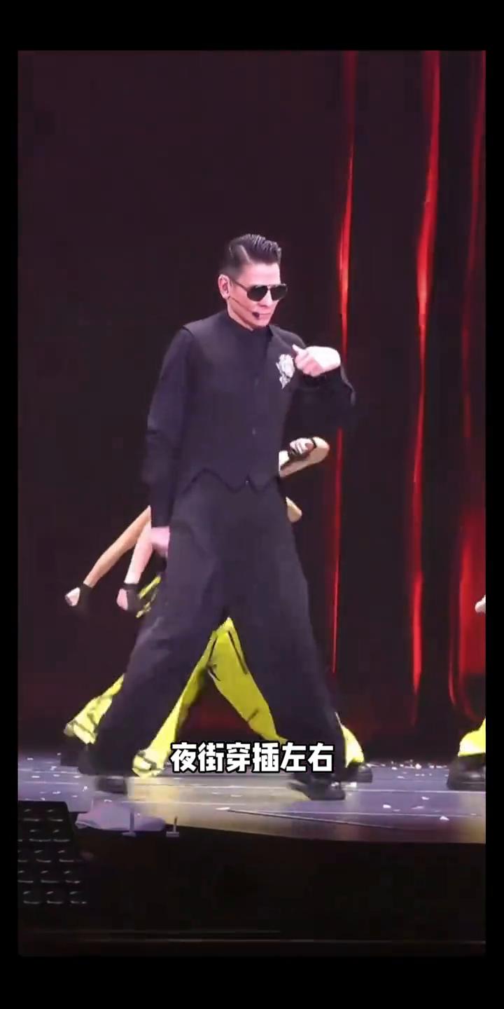 再的马路已不再等候，别放手，不再要走，夜街穿插左右，令我热热列烈通通。