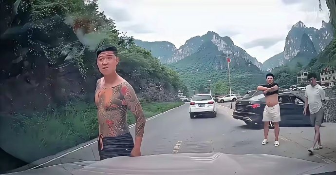 女子拒绝加塞被光膀纹身男辱骂光着膀子纹身露出来就该让你加塞吗？？ “昆山龙哥”现