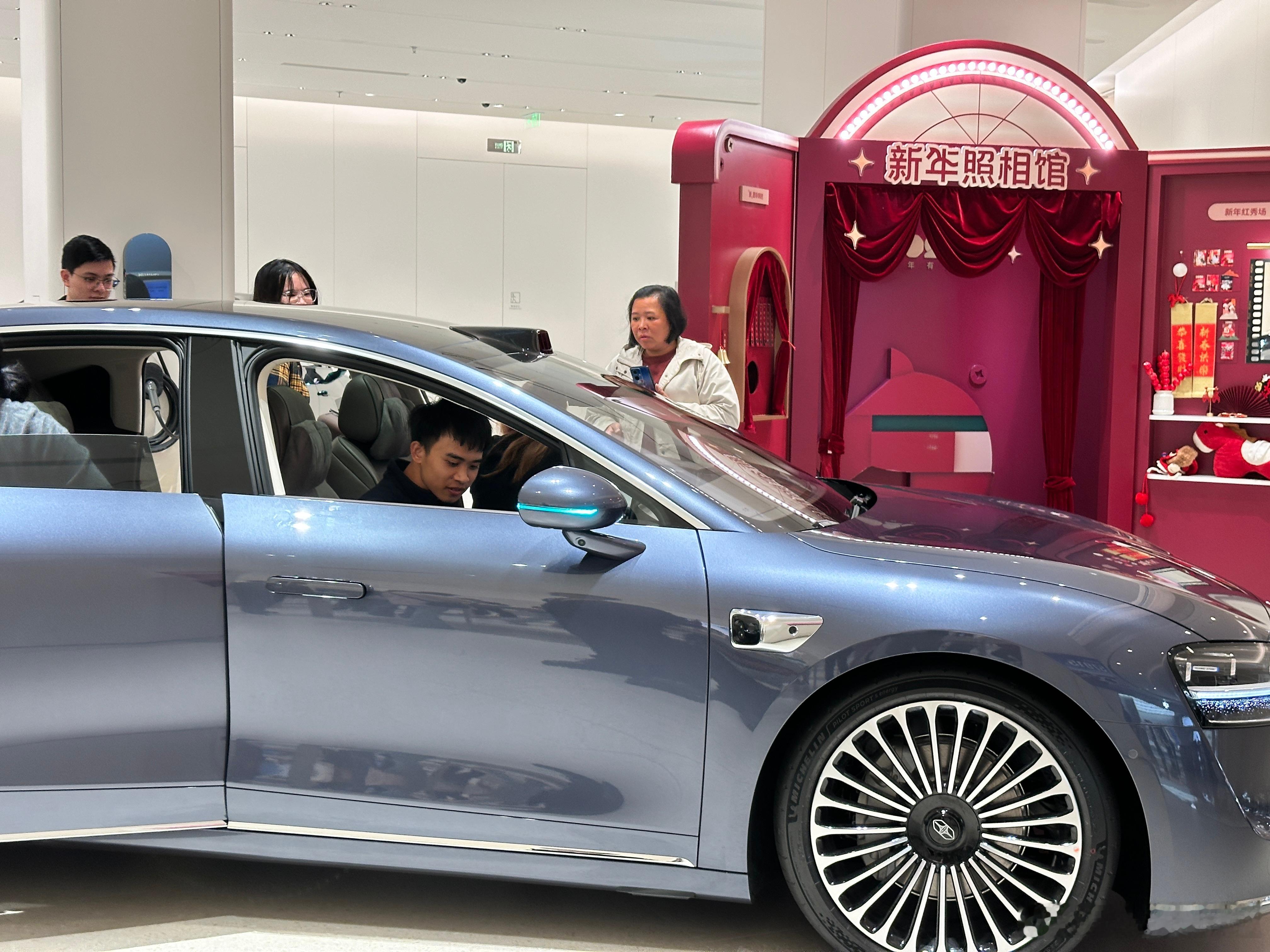 过年走亲戚，顺路溜达到华为体验店。还以为由于过年人不会很多，没想到春节来华为店的