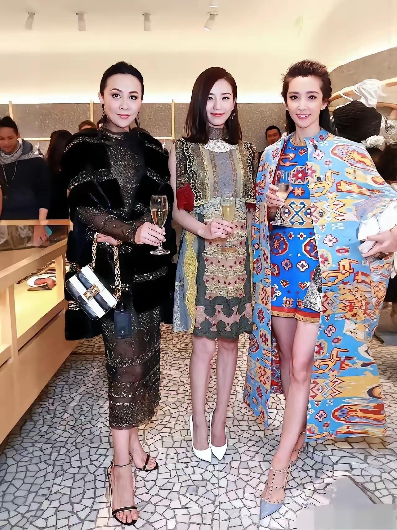 刘诗诗实在不够谦逊，在前辈面前怎好意思站C位。
刘嘉玲、刘诗诗、李冰冰同框，你认