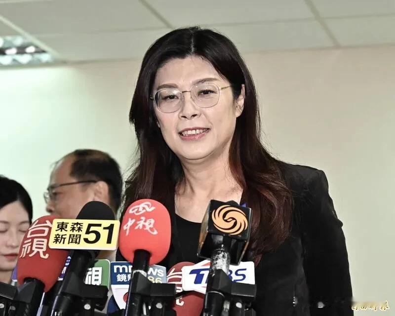 郑丽文首度与柯文哲、黄国昌同场 郑丽文：蓝白应该很快就会见面

国民党主席郑丽文