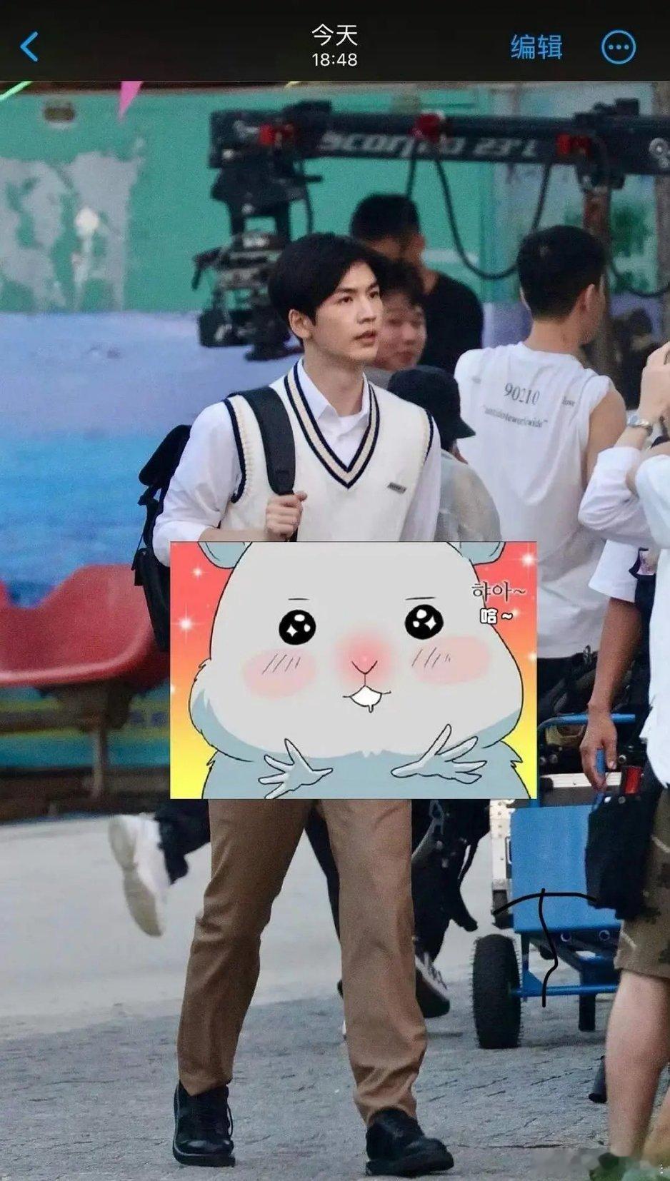 张凌赫不是很高吗怎么生图这么矮[黑线][黑线] ​​​