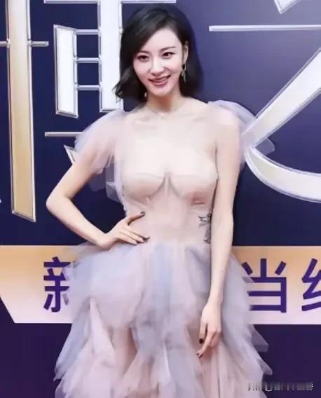性感从来不是靠裸露来定义，真正的高级感能让人忍不住多看。就像网络上疯传的“天生媚