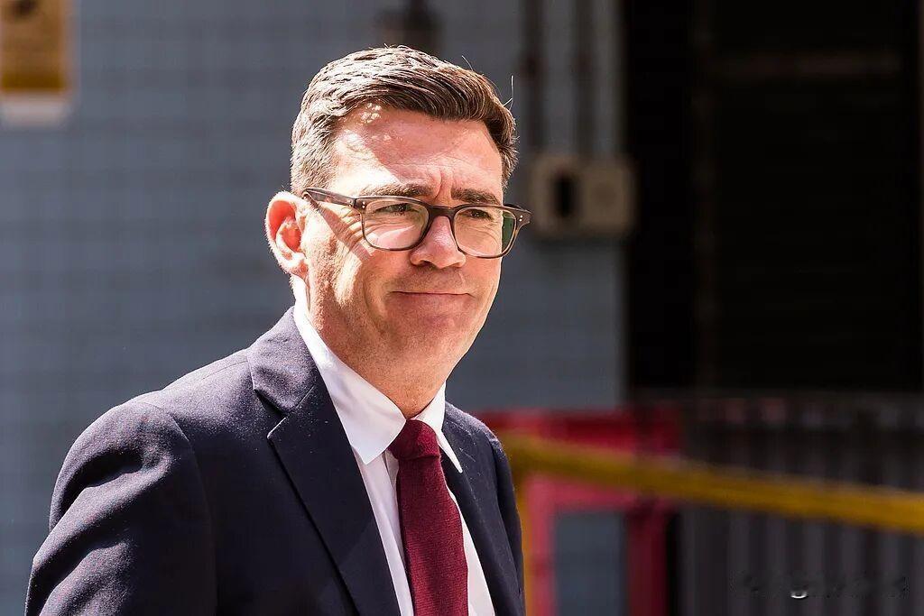 英国新首相今天正式上任！
 
唐宁街10号的大门，今天又换了个主人。
 
7月2