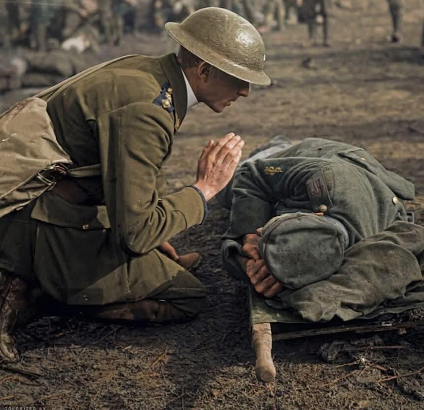 1918年9月18日，在法国埃佩伊（Épehy）附近，一位英国陆军随军牧师正为一