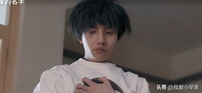 成年后的任小飞第一次出现，我以为是大张伟，果然精神病人的发型都相似，都很精神。