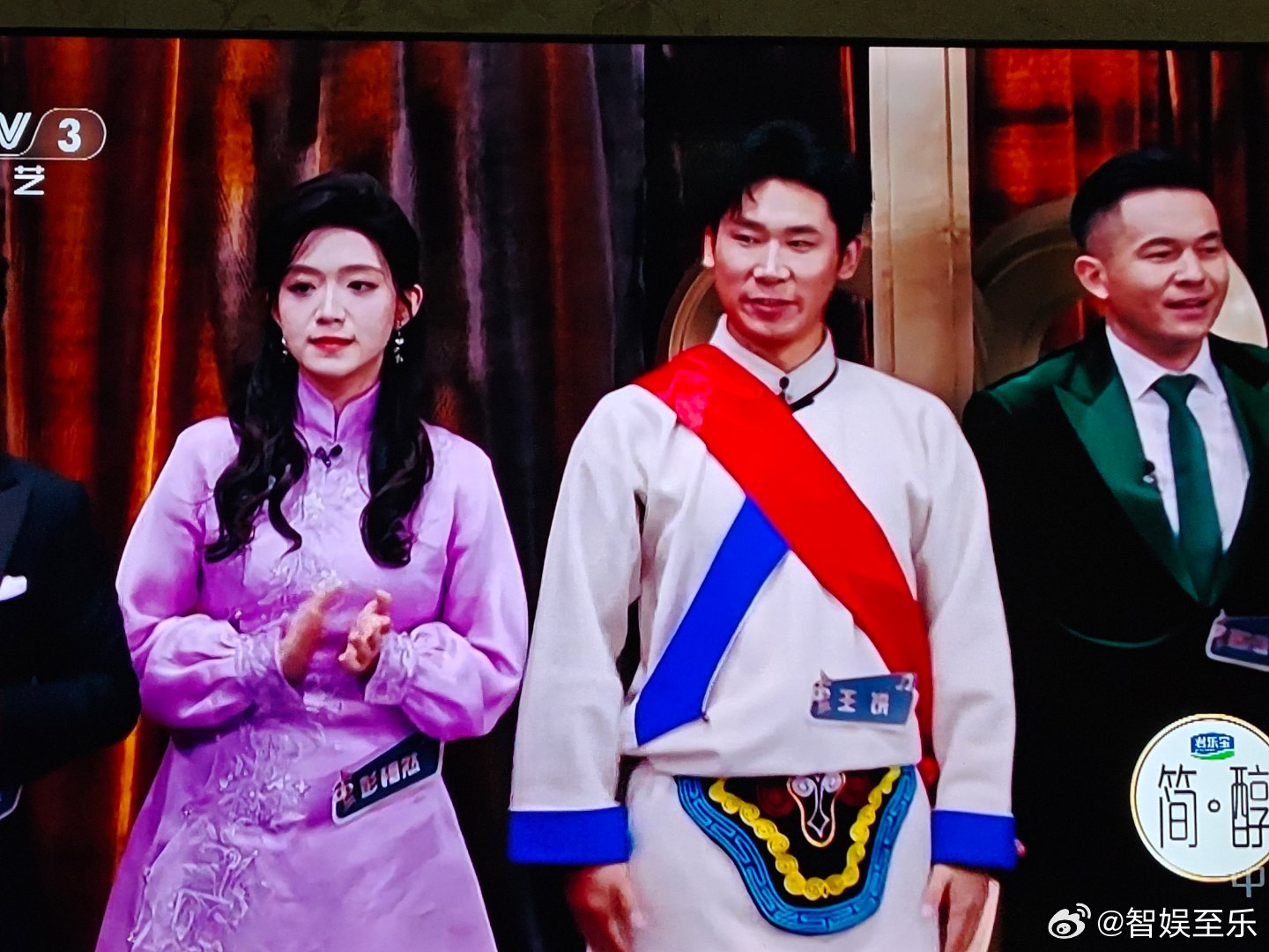 周末综艺多，还是看选秀比较有新鲜感，而且还有央视和湖南卫视打擂台！央视《中国唱将