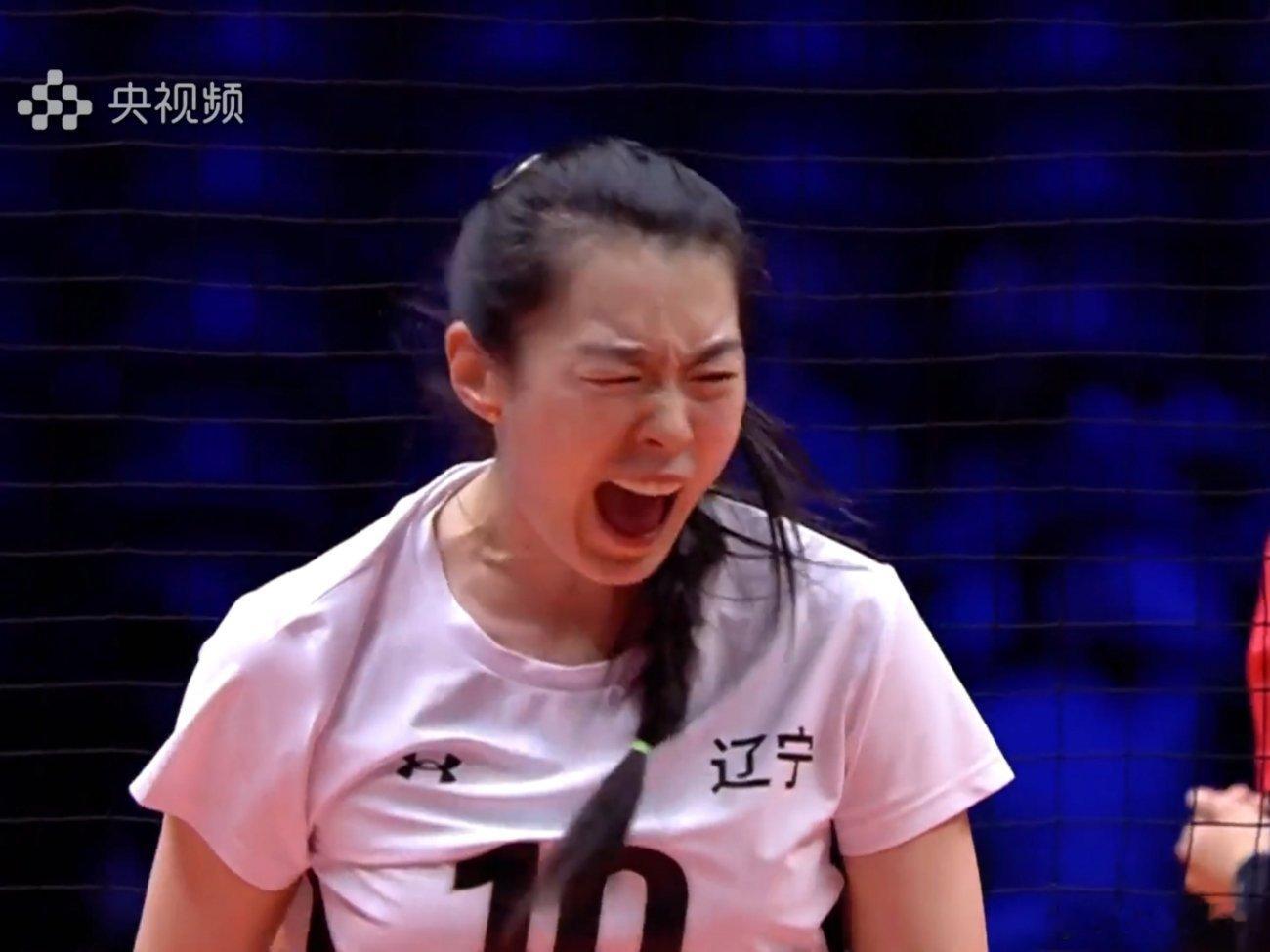 美放简直要累晕了（*还顺带表演了个双人高难度杂技） 