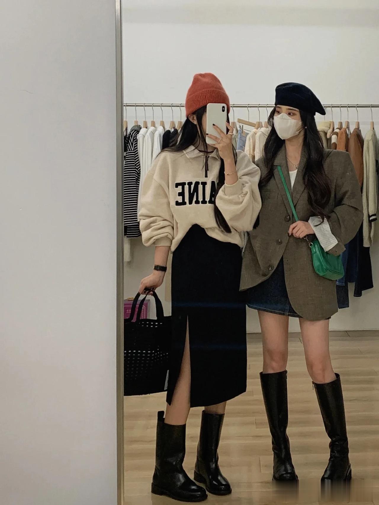 利用色彩的搭配，让秋季的穿搭精致感加倍。
#Fashion潮搭# #时髦精穿搭秘