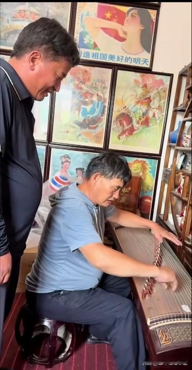 大衣哥真的多才多艺，不仅会书画、唱歌、古董而且还会弹奏古筝，大衣哥在家里给到来的