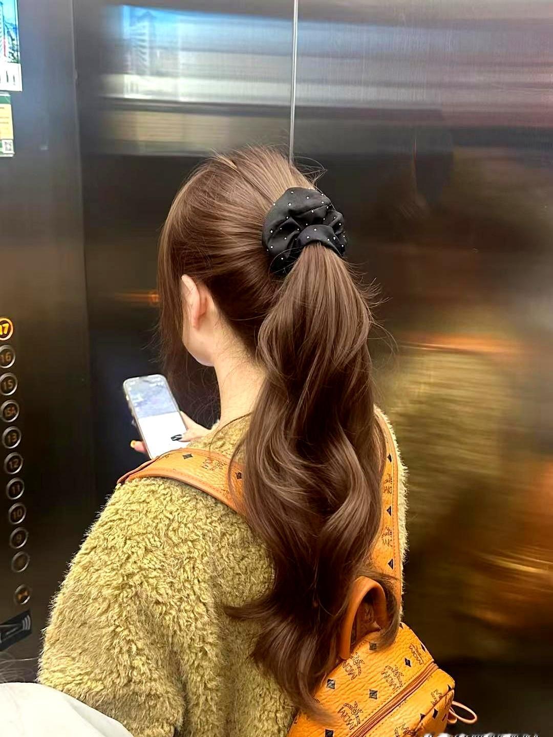 前两天看到个事儿，一新婚姑娘因婆媳矛盾被老公动了手，结果她反手就把家里贵重物品砸