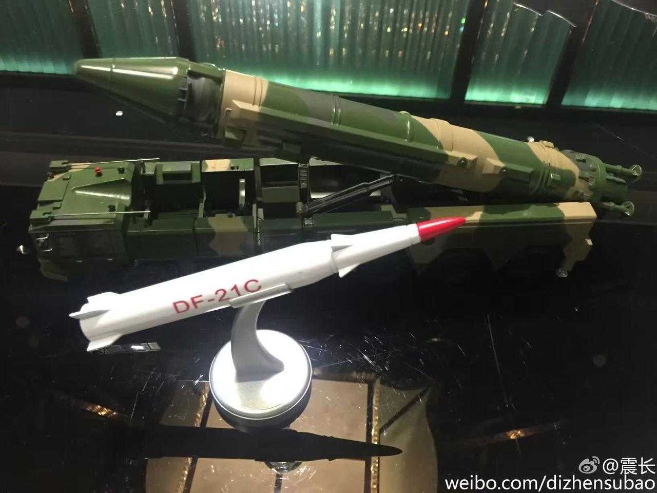 第二炮兵部队装备的东风二十一C型号中程固体火箭模型，也是当年参加过国庆阅兵的杀手