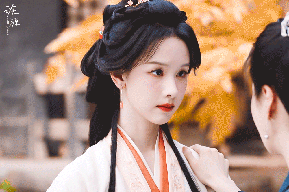陈都灵 《翘楚》楚朝 / 动图▷EP10-12 橙衣（橙白）-黄叶背景🍁🍁?