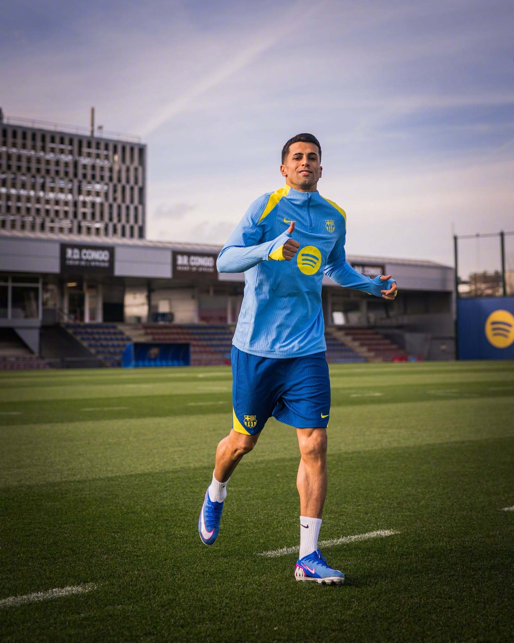 👀一位不需要适应环境的新援，换上衣服就自动融入集体了🥰⚔️下一位对手桑坦德竞