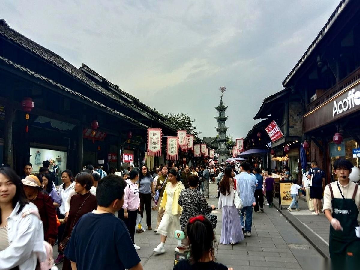 清明假期，晚上六点！元通古镇大门口，人潮还在往里挤，根本就没有要散的意思。
我手