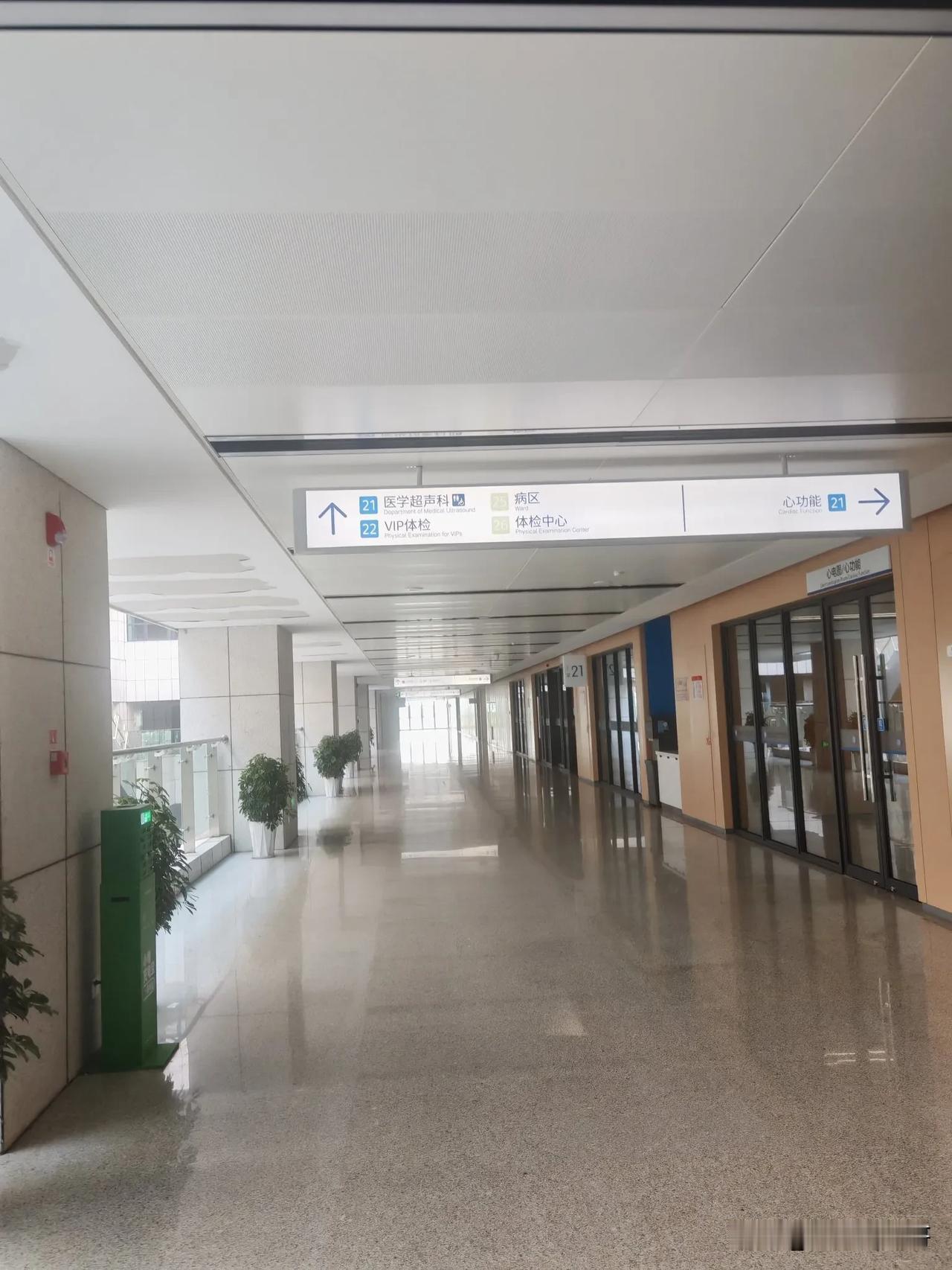 读大学还得选一个好专业，再名牌的大学专业不好也不行，清北除外啊，听说今年那些98