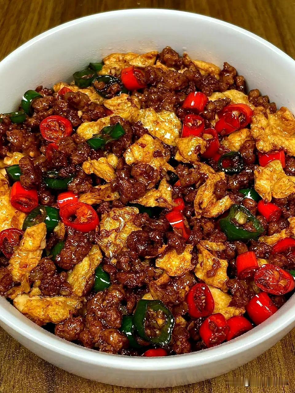 尖椒肉末炒鸡蛋！
又是一道好下饭的家常菜！
还没出锅就被吓迷糊了！
拌上米饭吃两