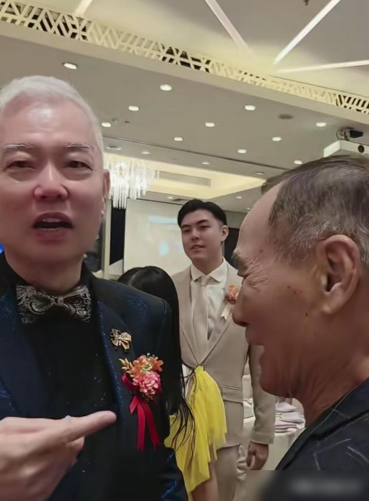 林江那三刀，崩牙驹记了30年。
澳门葡京酒店外，宵夜摊血溅三尺。1990年代初，