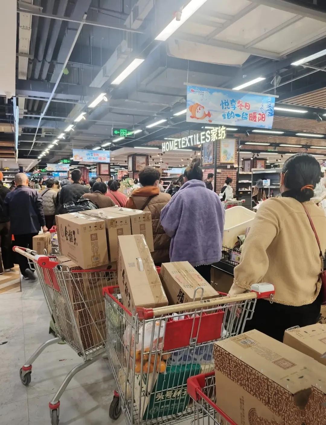 好可惜，这么大的超市没了

万家福还是没有挺住啊

几十年的老店说没就没了

口