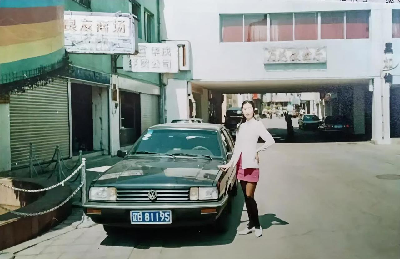 80年代桑塔纳与美女的搭配
       这照片，堪称绝妙！彼时，桑塔纳售价近2