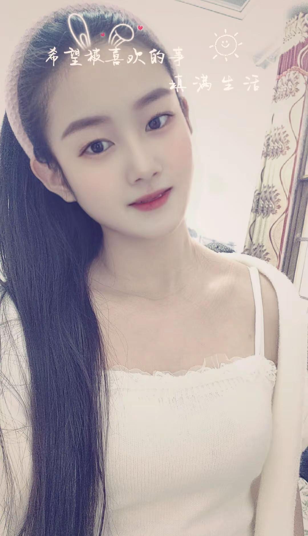 跑五公里，不为打卡，就为那口气喘匀了，心里也亮堂了。
腿沉的时候，风在耳边说：再