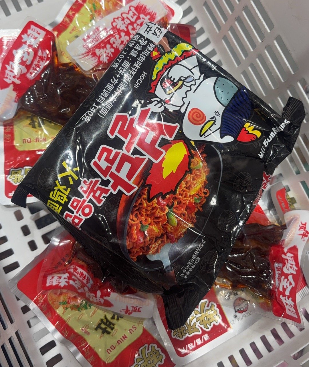 火鸡面加缺牙齿加鸭全翅 辣上加辣辣辣辣 但是真的很好吃 我担代言个火鸡面吧因为我