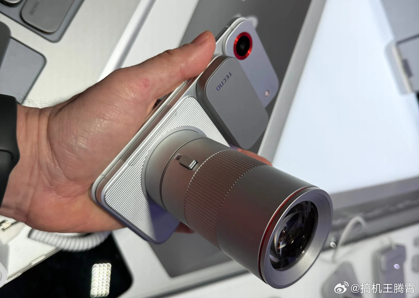 该说不说传音搞的这个模块化概念机还是有点意思的，手机本身像iPhone Air一