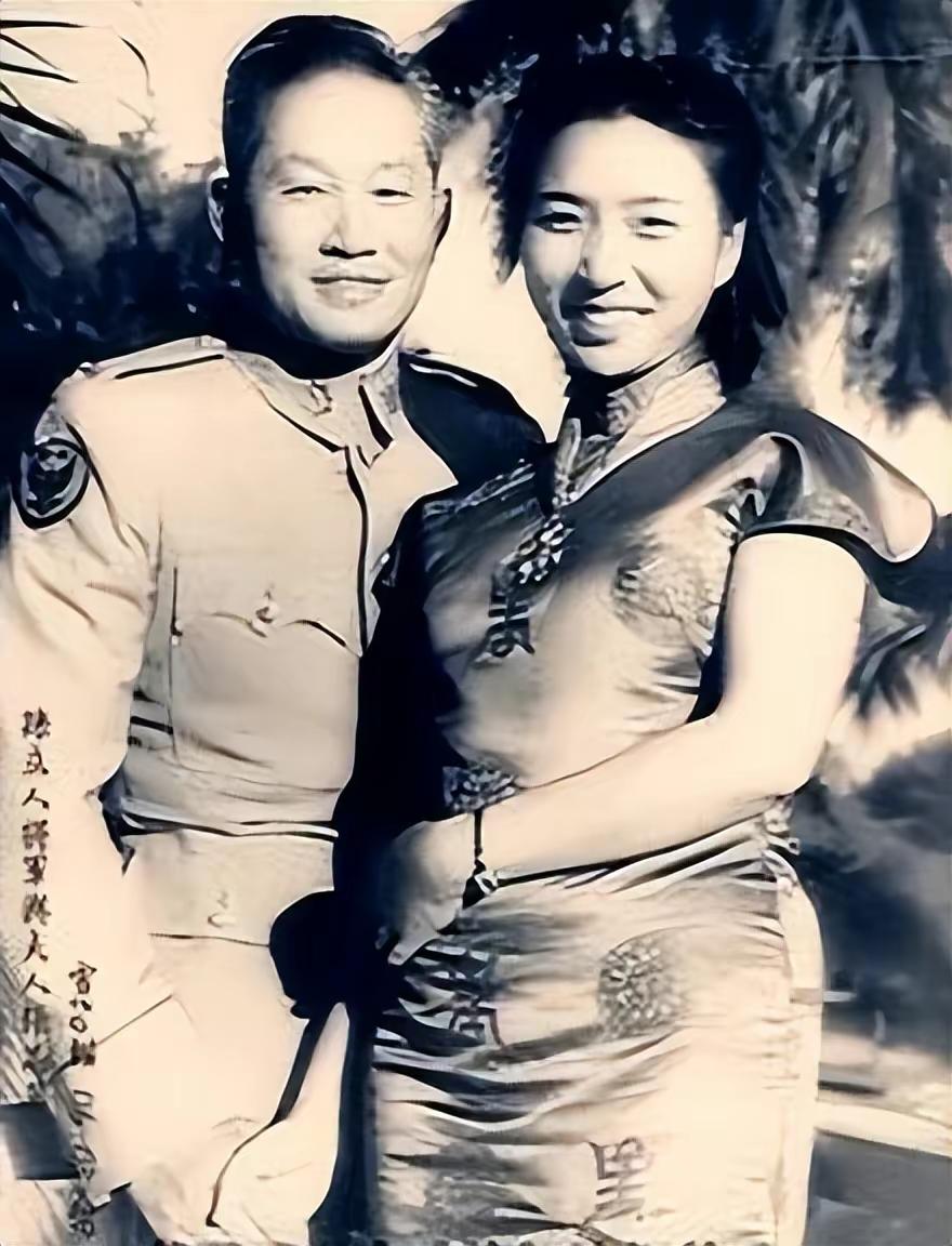 下图一是抗日名将孙立人和第二任夫人张晶英的一张合影，照片中的两人，怎么看都是郎才