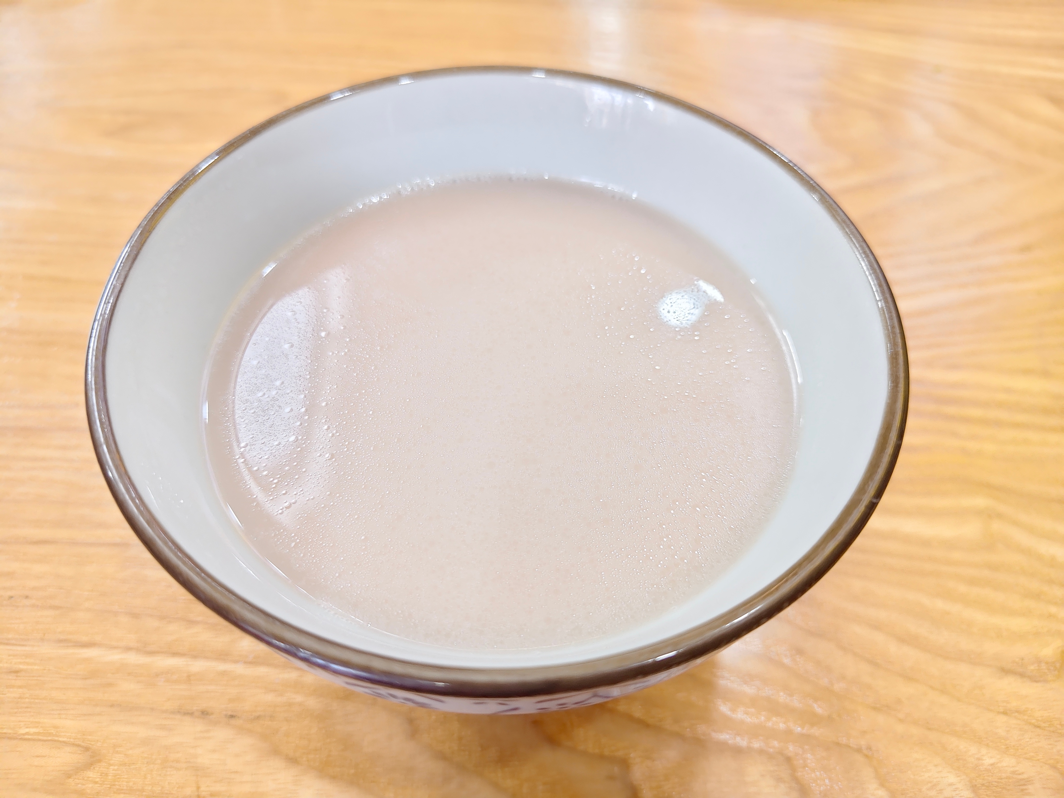来呼和浩特，必吃烧麦，必喝蒙古奶茶。 
