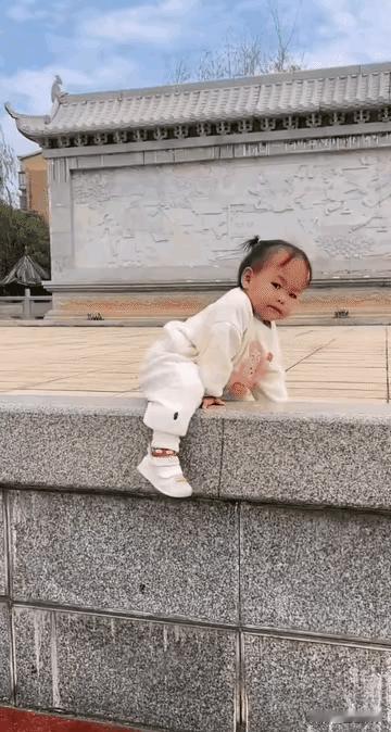 奶奶聊天没注意，2岁孙女自己爬下高台，全场人倒吸一口凉气。
这不是调皮，是运动神