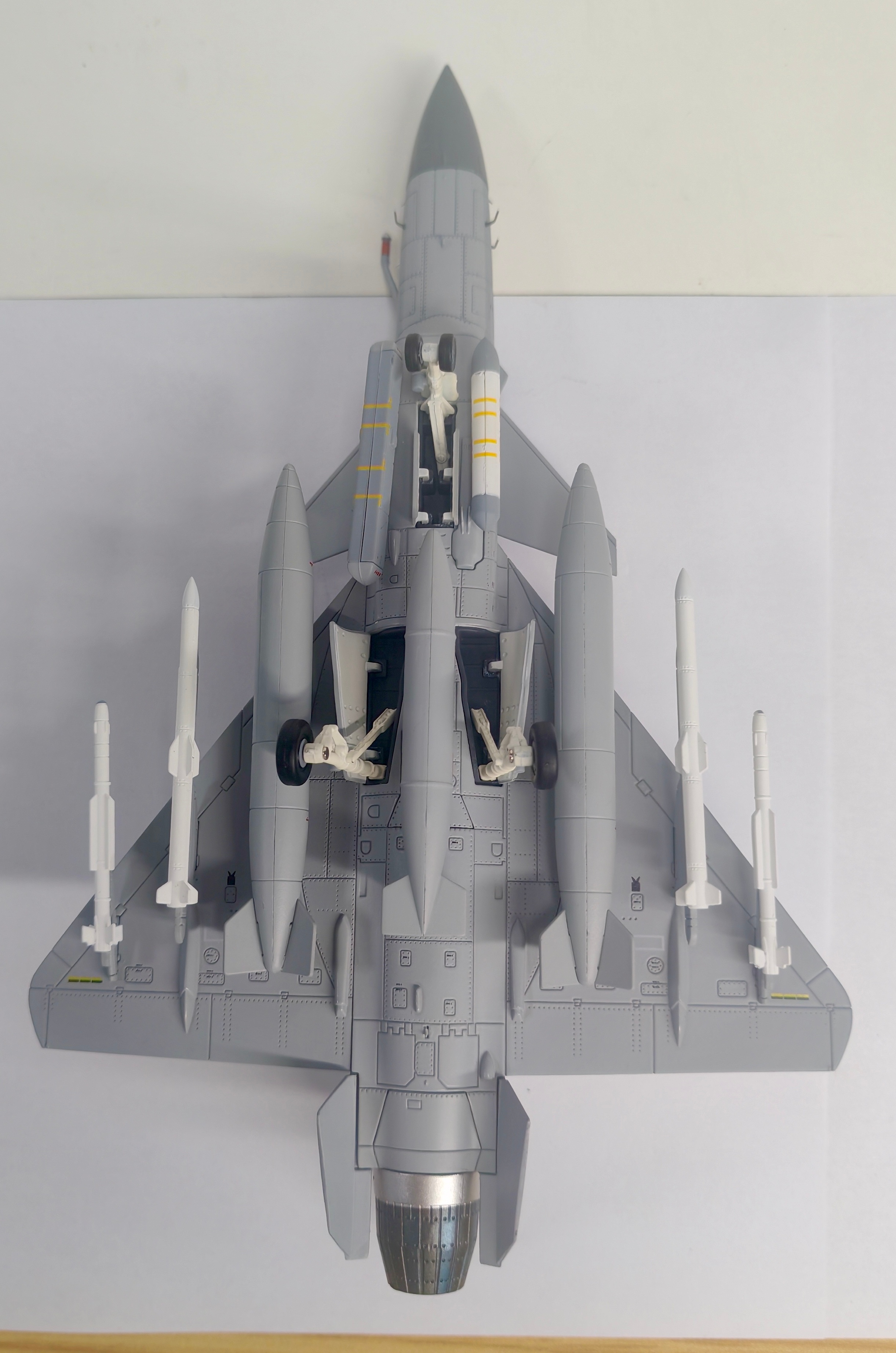 铁流的1/72 合金成品歼-10C今天也放出了大货样品图。形准，细节和分件逻辑做