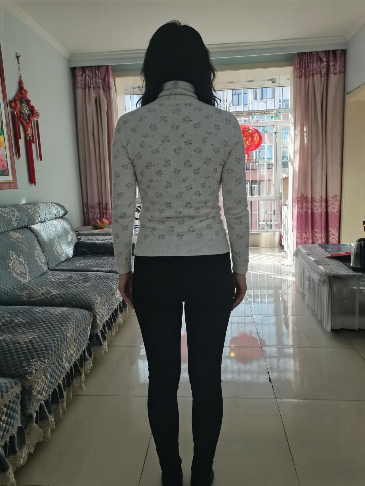 碎花素袂立厅堂，红灯双照映春光。
马年新岁多如意，福暖家门岁月长。