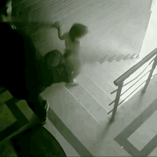 看完这视频气得发抖！三四岁小女孩小心翼翼下楼，竟被醉酒男子一脚踹滚楼梯，这哪是醉