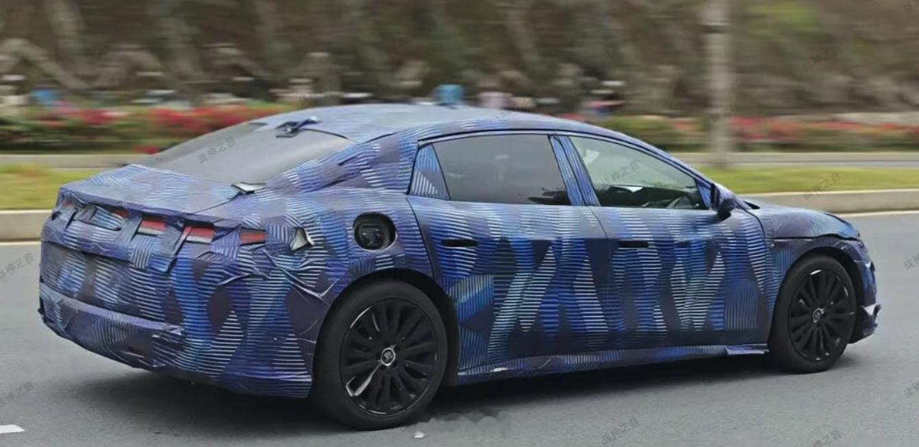 这是比亚迪大汉的内饰？有点行政、商务风格，显得比较沉稳。第二代刀片电池、闪充技术