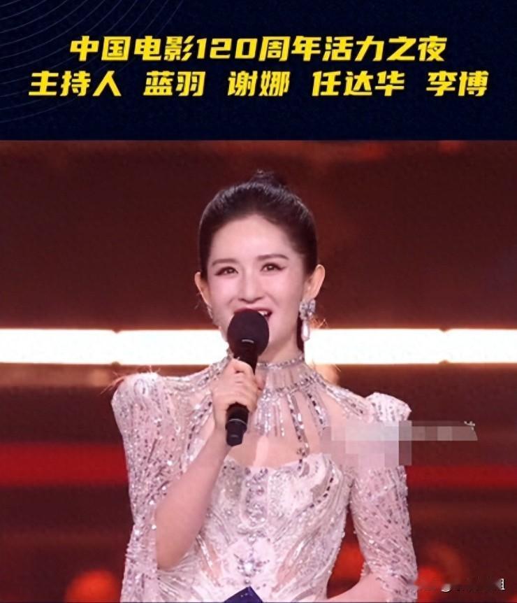 谢娜估计自己都没想到，  
44岁这年，  
她靠“安静”赢回了全场掌声。  